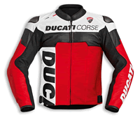 Ducati Corse C5 　　レザージャケット！　※2022/2現在 納期は約10日ですが、在庫状況は常に変動しています　：　アルド・ドゥルディのデザイン、Dainese製作による、最高のパフォーマンスを誇る専用ジャケットです。スポーティなライディングのために考案され、Ducatiのアイコニックなスタイルにインスパイアされています。アシンメトリカルなデザインとロゴをメイングラフィックエレメントとして使用し、すべてのドゥカティスタにぴったりの決定的なキャラクターを与えます。アームホールのS1ファブリックパネルと背面のマイクロエラスティックバンドにより、センセーショナルなフィット感を実現。これらのディテールは、巧妙に配されたパンチング（夏仕様）と調整可能なウエストが組み合わされ、ライダーに優れたフィーリングと快適な乗り心地を提供します。ジッパーは極めて実用的。このアイテムをこのコレクションのすべてのパンツと完璧にマッチさせることができます。この特徴は、2つのインナーポケットと2つのアウターポケットによっても強調されています。固定インナーライナーも細かい構造が特徴です。通気性と低刺激性を備えるNanofeel?と3Dバブルインナーライニングを使用し、一定の安定した温度を保証します。外側は、高い耐摩耗性と耐引裂性を確保するために、柔軟性に優れたD-Skin 2.0レザーを使用しています。CE規格適合のジャケットには、肩には交換可能なアルミニウムプレートが挿入され、肘には複合プロテクターが配されて、最もデリケートな箇所の保護を強化しています。落下時には、背中のハウジングと胸部のプロテクターにより、優れた保護が保証されています。ウェアはメンズのみで、赤、白、黒のカラーバリエーション、そして標準バージョンとメッシュバージョンからお選びいただけます。人々の視線を捉えて放さない、個性的なスタイルの高級アイテムです。 [981072148]
