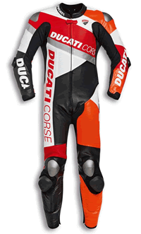 Ducati Corse Power K2 @@[VOX[cI@2022/2 [͖10łA݌ɏ󋵂͏ɕϓĂ܂F@DaineseDucatî߂ɃfUCV[VOX[cɐgŃT[Lbgɍ~藧ADucati[VOEGNXyGX̃Xy݂܂傤B1980Ñ[VOX[c璅z𓾂āAAhEhDfB㕗ɃAWAVg[ȃfUCA{SEpjK[̃[VOEXsbgƌɒaĂ܂BS1LkfރCT[gƕIƂЂ̃J[u`fUCŁAztBbgĂ܂BɌ̑ɒ킷郉C_[̍ŋp[gi[łBX[cɑ}CEKiKveN^[̑ATri-axialCT[gAX`[v[gASɐSuȂDucati^]邱Ƃł܂BԈႢȂAhiقƂ΂܂B [981073050]
