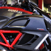 /CONVEYOR COVER:BLACK サイドエアダクトカバー:ブラックト ※サイドエアダクトカバー用3D DIAVEL/DIAVEL CARBON デカール(43815601B/43815711A/43815611A)は付属しません。