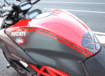 /CARBON TANK CENTRAL COVER:RED/MATT カーボンフューエルタンクカバー:レッド/マット ※DIAVEL使用タンクカバー用3D DUCATI デカール(43512761A)は付属しません。