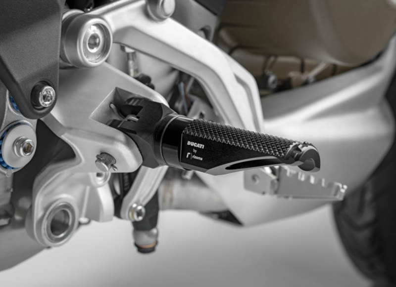ビレットアルミニウム製フットペグ　BLACK ：　　　Ducati デザインと Rizoma の豊富な経験がひとつになり、バイクのデザインに溶け込む特別なアクセサリーです。ビレットアルミニウム製。高品質アルマイト処理と CNC 加工が施され、高い剛性と快適なサポートを実現しています。　　適応車種：MULTISTRADA V4、 MULTISTRADA V4S、 MULTISTRADA V4S TRAVEL、 MULTISTRADA V4S TRAVEL RADAR、 MULTISTRADA V4S RADAR[96280501aa]