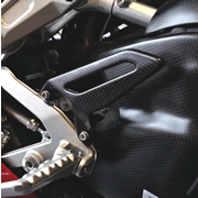 カーボン製ヒールガード：　Panigale V2用　　　★ライダーブーツがバイクに当たるのを軽減するために開発され、Ducati Performance ビレットアルミニウム製フットペグにさらなる価値を与えます。高品質素材を使用することで軽量でありながら高い保護性能を提供するだけでなく、カーボンファイバー特有のレーシングルックに仕上げてくれます。