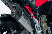 Akrapovi?　日本国内承認サイレンサー　 Multistrada V4：　　Multistrada のスポーツ・スピリットを際立たせてくれるアクセサリーセット。チタン製スリーブとカーボン製エンドキャップを備えるサイレンサーで、旅がピュアな感動に変わります。パッケージを完成させるカーボンファイバー製フロントマッドガードがバイクのエレガンスをさらに高め、Multistrada をさらにアグレッシブに仕上げてくれます。 　適応車種：MULTISTRADA V4、 MULTISTRADA V4S、 MULTISTRADA V4S TRAVEL、 MULTISTRADA V4S TRAVEL RADAR、 MULTISTRADA V4S RADAR