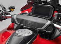 ハンドルバー用ポーチ　  ：　適合＝ムルティストラーダ V4、ムルティストラーダ V4S、ムルティストラーダ V4S トラベル、ムルティストラーダ V4S トラベル レーダー、ムルティストラーダ V4S フル、ムルティストラーダ V4S パフォーマンス、ムルティストラーダ V4S スポーツ、ムルティストラーダ V4S レーダー、ムルティストラーダ V4 パイクス ピーク、ムルティストラーダ V4 ラリー レーダー、 V4 ラリー トラベル レーダー、ムルティストラーダ V4 ラリーフル、ムルティストラーダ V4 グランド ツアー、ムルティストラーダ V4 RS [96781651aa]