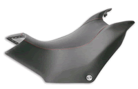 ライダーコンフォートシート　：　 MULTISTRADA  MS950 　　　★ハイポジションのシート高で、より優れたシッティングポジションが得られます。クッションの厚みを増すことで道路の凸凹による衝撃を和らげ、ライダーおよびパッセンジャーに最高の快適さを約束します。