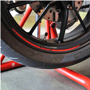 RIM STICKER　　ホイールリムステッカー【DUCATI ロゴ有り】　　　　※【注意】4枚セットの価格です（車両１台分、前後左右で４枚必用です）　　ステッカーのベースが黒ですので黒いホイールにお薦めです。 [43814721a]