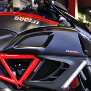 CONVEYOR COVER：BLACK　　サイドエアダクトカバー：ブラックト　　　※サイドエアダクトカバー用3D DIAVEL／DIAVEL CARBON デカール（43815601B／43815711A／43815611A）は付属しません。 [48014963ab]