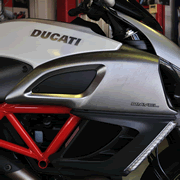 CONVEYOR COVER：GRAY　　サイドエアダクトカバー：グレイ　　　※サイドエアダクトカバー用3D DIAVEL／DIAVEL CARBON デカール（43815601B／43815711A／43815611A）は付属しません。 [48014963as]