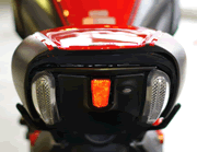 CARBON SEAT COVER：RED／MATT　　カーボンパッセンジャーシートカバー：レッド／マット　　　※DIAVEL使用リアシートカウル用3D DUCATI デカール（4385501A）は付属しません。　 [59511181ba]
